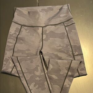 EUC Sweaty Betty grey Camouflage Leggings SZ M